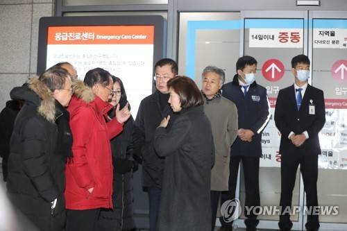 응급실 앞에 모인 자유한국당 (서울=연합뉴스) 최재구 기자 = 청와대 앞에서 8일째 단식하던 자유한국당 황교안 대표가 서울 신촌 연세대학교 세브란스 병원 응급실로 이송된 27일 응급실 앞에 나경원 원내대표를 비롯한 의원들과 당직자들이 대기하고 있다. 2019.11.27 jjaeck9@yna.co.kr