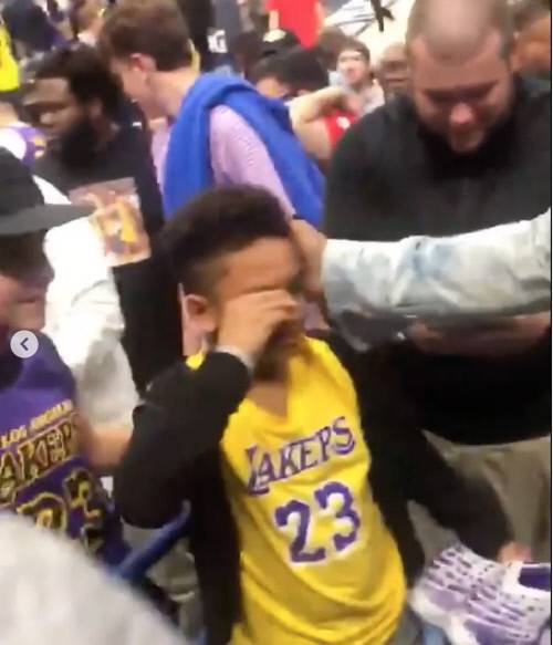 르브론 제임스로부터 신발을 선물 받은 어린 팬이 기쁨의 눈물을 흘리고 있다. | SNS 캡처