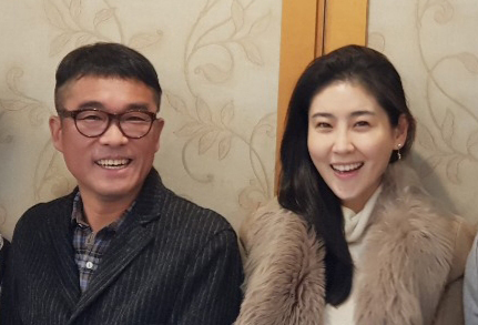법적으로 부부가 된 가수 김건모(왼쪽)와 장지연.