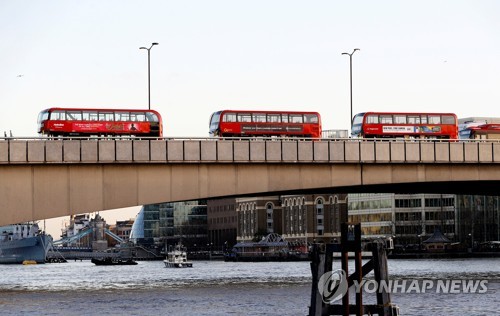 테러가 발생한 런던 브리지 위에 승객이 대피한 빈 버스가 서 있는 모습 [로이터=연합뉴스]