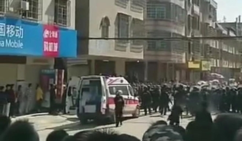 중국 광둥성 원러우 시위 진압 나선 경찰 [SCMP 홈페이지]