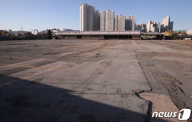 부산시는 개발사업에 대한 투명성 확보와 공공성 제고를 위해 ‘사전협상제도’를 도입했다. 장기 미개발부지 10곳을 사전협상형 도시계획 주요 검토대상지로 선정. 적절한 사업제안이 있을 경우, 이 부지를 사전협상제도 대상지로 선정해 개발사업을 추진한다는 계획이다. 사진은 사전협상제도 대상지 가운데 해운대구에 위치한 한진CY부지. 2019.11.29 /뉴스1 © News1 여주연 기자