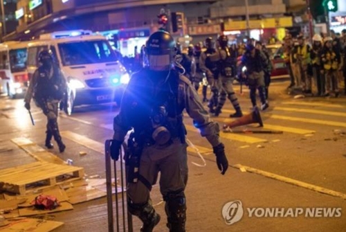 시위 진압에 나선 홍콩 경찰 (EPA=연합뉴스)