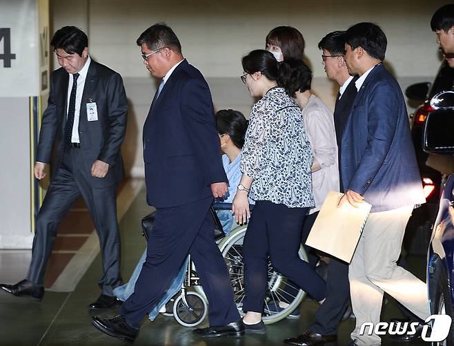 수감 중인 박근혜 전 대통령이 지난 9월16일 오전 어깨 수술을 받기 위해 서울 서초구 서울성모병원으로 이송되는 모습. 2019.9.16/뉴스1 © News1 신웅수 기자