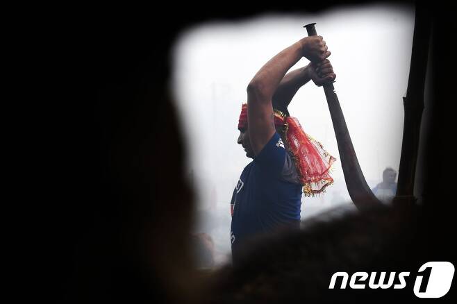 3일(현지시간) 가디마이 축제에서 한 남성이 마체테를 휘두르고 있다.    © AFP=뉴스1
