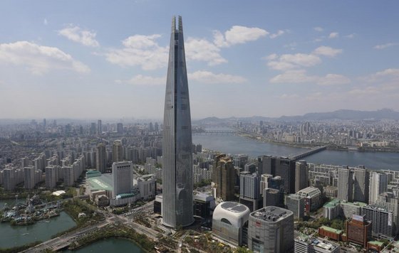 국내 최고층 건물인 잠실 롯데월드타워. 123층 555m 높이다. 이 건물 44~70층에 초대형 초고가 오피스텔인 시그니엘 레지던스가 들어서 있다.