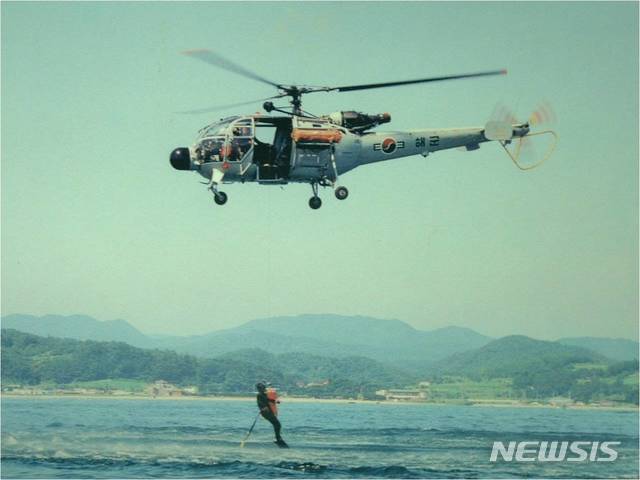 [서울=뉴시스]알루에트(ALT)-3 해상작전헬기가 항공구조훈련을 펼치고 있다. 2019.12.03. (사진=대한민국 해군 제공) photo@newsis.com