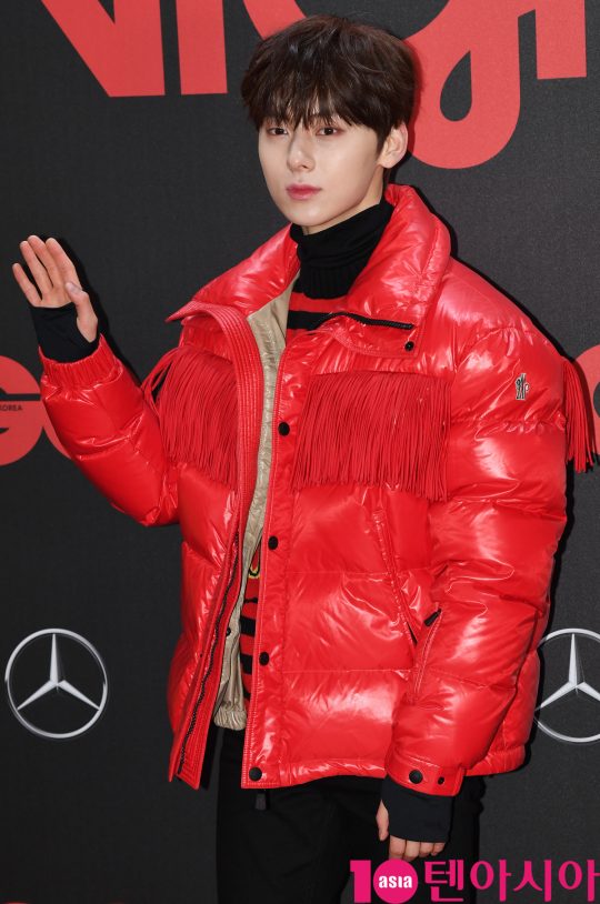 가수 황민현이 5일 오후 서울 장충동 남산 제이그랜하우스에서 열린 ‘2019 지큐 나이트’ 기념행사에 참석하고 있다.