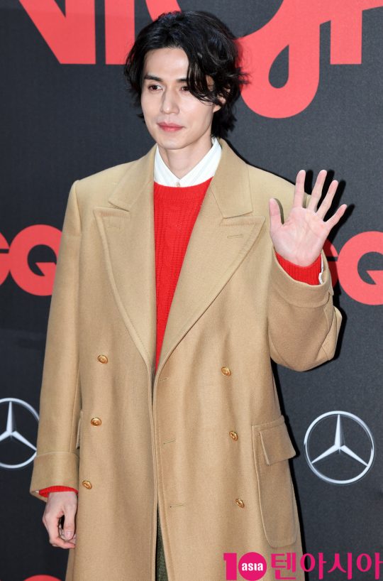 배우 이동욱이 5일 오후 서울 장충동 남산 제이그랜하우스에서 열린 ‘2019 지큐 나이트’ 기념행사에 참석하고 있다.