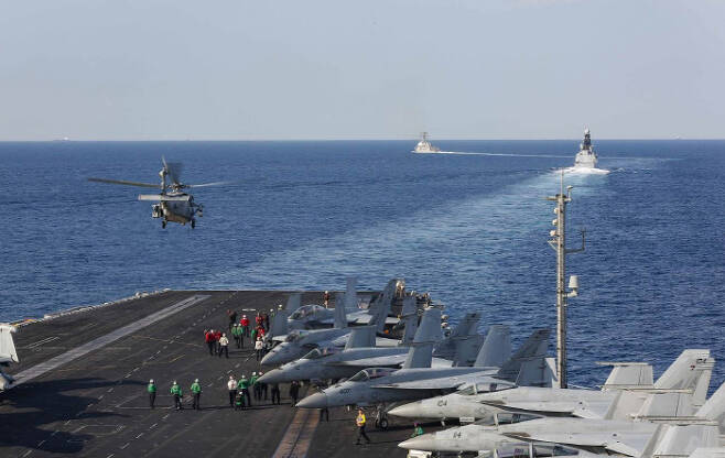 이란 부근 호르무즈해협에 배치된 미군 항모 에이브러햄링컨호 선상에서 11월 19일 전투기들이 훈련을 하고 있다.  미 해군 USNI뉴스