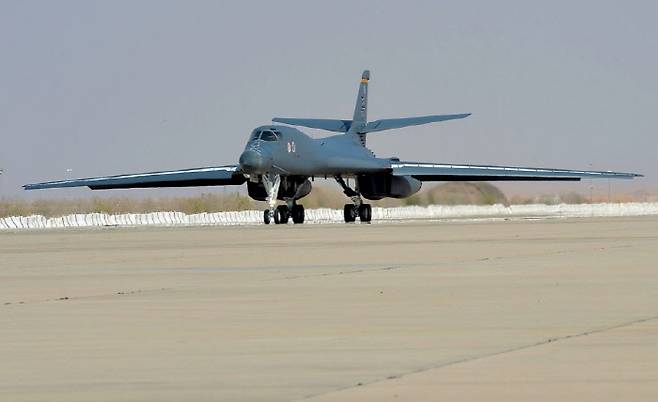 미군 B1-B 랜서 전략폭격기가 10월 25일 사우디아라비아의 프린스술탄공군기지에 착륙하고 있다.  미 공군·스타스앤드스트라이프스