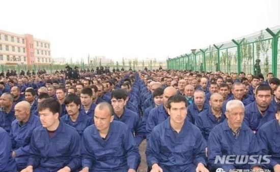 중국 신장 위구르 지역 수용소에 수감된 소수민족 사람들.