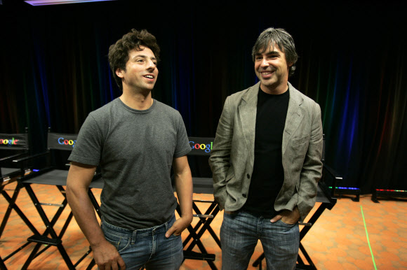 세계 최대 검색엔진 구글의 공동 창업자인 세르게이 브린(왼쪽)과 래리 페이지가 2008년 9월 구글의 새 브라우저 ‘크롬’을 발표하는 모습.AP 연합뉴스