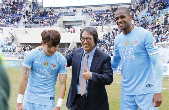 조광래(가운데) 대구FC 대표가 DGB대구은행파크에서 엄지를 치켜세우고 있다. 대구FC 제공