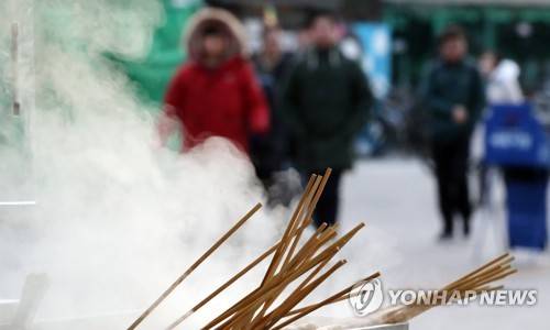 영하10도, 어묵은 모락모락 (서울=연합뉴스) 최재구 기자 = 서울의 최저기온이 영하10도까지 떨어진 6일 아침 출근길 시민들이 발걸음을 재촉하고 있다. 2019.12.6 jjaeck9@yna.co.kr