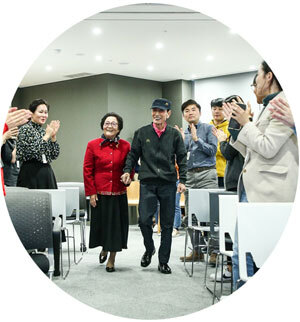 지난달 8일 서울 종로구 맥도날드 본사에서 열린 은퇴식에 임갑지 할아버지가 아내 최정례 할머니와 손을 잡고 참석했다. / 맥도날드