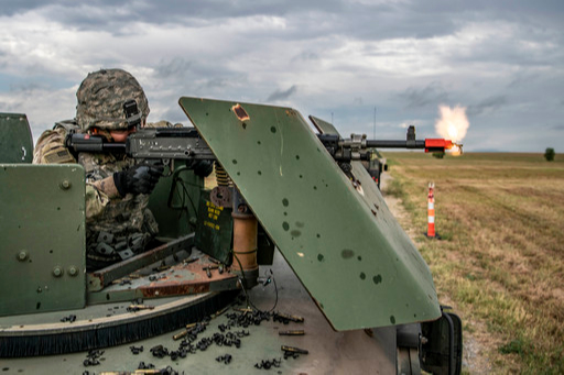 미군 병사가 M240을 가상 표적을 향해 사격하고 있다. 미 육군 제공