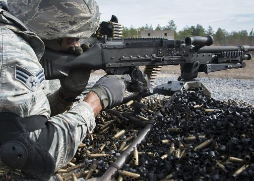 미군 병사가 M240 실탄 사격을 하는 과정에서 탄피가 주변에 흩어져있다. 미 육군 제공