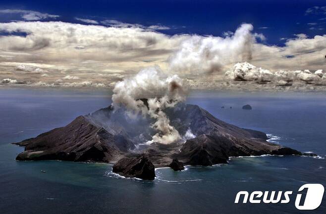 뉴질랜드 북섬 동해안에 있는 화이트섬에서 화산이 폭발해 최소 5명이 숨졌다. © AFP=뉴스1