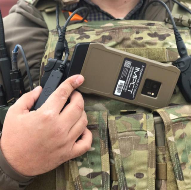 미 육군이 도입한 ‘갤럭시 S9’ 전술용 스마트폰. 무게가 170g 불과해 가슴에 착용한 상태로 편리하게 사용할 수 있다.삼성전자 홈페이지
