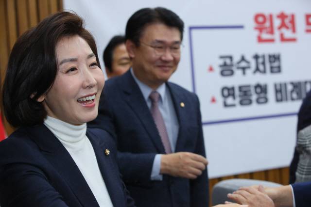 임기 종료를 앞둔 자유한국당 나경원 원내대표가 6일 국회에서 열린 마지막 원내대책회의에 입장하며 의원들과 인사하고 있다. /연합뉴스