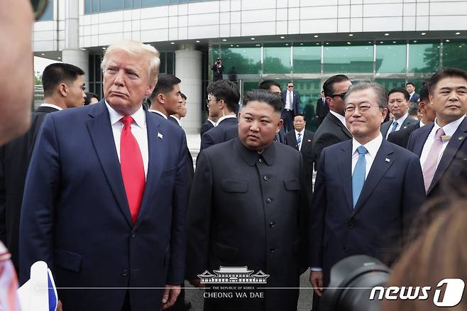 문재인 대통령과 도널드 트럼프 미국 대통령이 지난 6월30일 오후 판문점을 방문해 김정은 북한 국무위원장을 만나고 있다.(청와대 페이스북) 2019.6.30/뉴스1