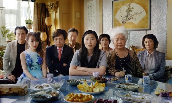 중국 및 한국계 할리우드 배우 겸 래퍼 아콰피나(가운데) 주연 코미디 '더 페어웰'은 제77회 골든글로브 시상식 작품상-뮤지컬/코미디 부문과 여우주연상 총 2부문 후보에 올랐다. [AP=연합]