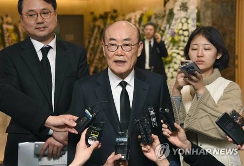 질문에 답하는 김태구 전 대우자동차 사장 (수원=연합뉴스) 홍기원 기자 = 10일 경기도 수원시 아주대병원 장례식장에 마련된 김우중 전 대우그룹 회장 빈소에서 김태구 전 대우자동차 사장이 취재진 질문에 답하고 있다. 2019.12.10