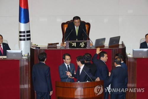 예산안 상정 항의하는 자유한국당 (서울=연합뉴스) 진성철 기자 = 10일 오후 국회 본회의에서 문희상 국회의장이 내년도 예산안을 상정하자 자유한국당 의원들이 항의하고 있다. zjin@yna.co.kr