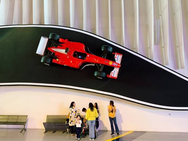 마치 액자가 걸려 있듯, 벽에 무심하게 걸려 있는 F1 경주용 차량© 뉴스1