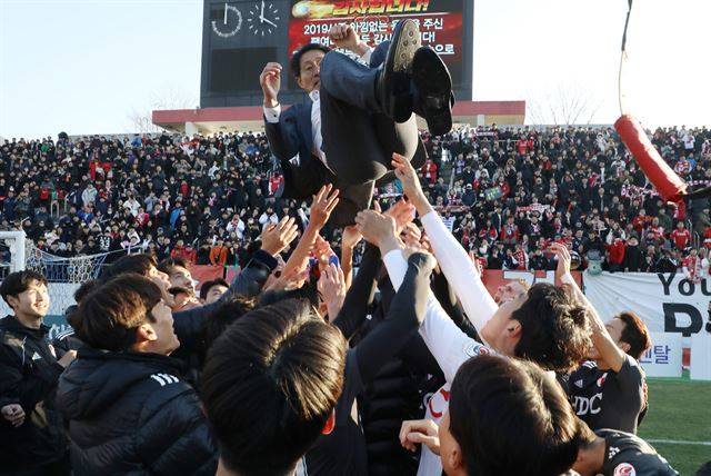 8일 오후 경남 창원축구센터에서 열린 프로축구 '하나원큐 K리그1 2019 승강전' 경남FC와 부산 아이파크 경기에서 2 대 0으로 승리를 거둔 부산 아이파크 선수들이 조덕제 감독을 헹가래를 치고 있다. 창원=뉴스1/그림 3 부산아이파크를 K리그1으로 승격시킨 조덕제 감독이 10일 부산 강서체육공원 내 클럽하우스 작전판 앞에서 손으로 하트를 그리고 있다. 부산=김형준 기자