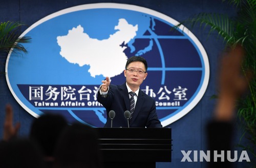 【베이징=신화/뉴시스】중국 국무원 대만사무판공실 안펑산 대변인이 베이징에서 정례 기자회견을 하고 있다. <자료사진>