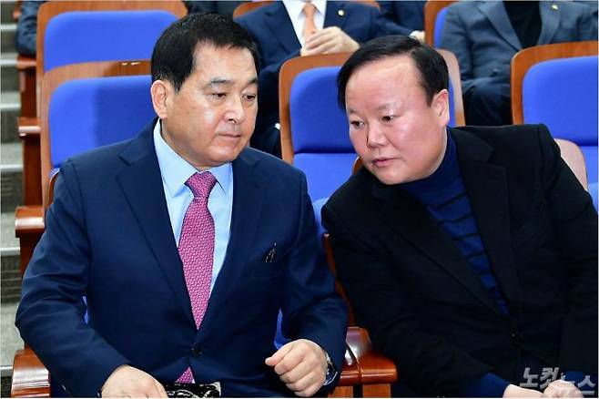 자유한국당 심재철 원내대표(좌측)와 김재원 정책위의장이 10일 오전 국회에서 열린 당 의원총회에서 대화를 하고 있다. 윤창원기자