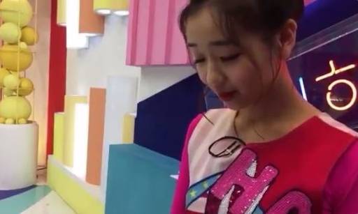 EBS 어린이 프로그램 ‘생방송 톡!톡! 보니하니’의 진행자 버스터즈 채연(본명 김채연)이 함께 출연 중인 코미디언 박동근의 "리스테린 소독한 O” 발언을 듣고 어두운 표정을 짓고 있다. 유튜브 캡처