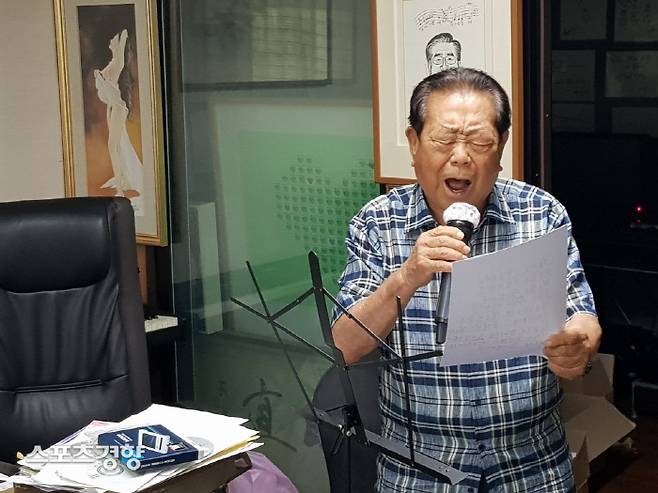 지난달 새 앨범을 낸 가수 겸 방송인 송해가 신곡 ‘내 고향 갈 때까지’의 김동찬 작곡가 사무실에서 신곡의 연습을 하고 있다. 사진 김동찬 작곡가 제공