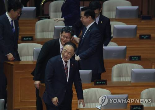 밝은 표정의 홍남기 경제부총리 (서울=연합뉴스) 안정원 기자 = 홍남기 경제부총리 겸 기획재정부 장관이 10일 오후 국회 본회의에 참석하고 있다. 2019.12.10 jeong@yna.co.kr