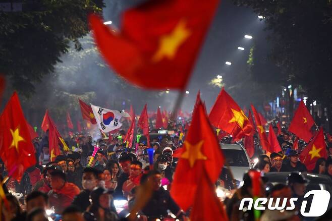60년 만의 SEA게임 남자축구 우승에 기뻐하고 있는 베트남 국민들. 베트남 국기 사이로 태극기가 함께 펄럭이고 있다. 박항서 효과다. © AFP=뉴스1