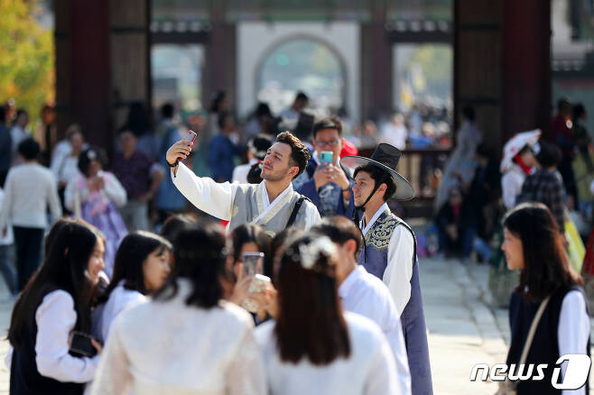 지난 10월21일 한복을 곱게 차려입은 외국인 관광객들이 '한복의 날'을 맞아 경복궁에서  즐거운 시간을 보내고 있다. © News1 민경석 기자