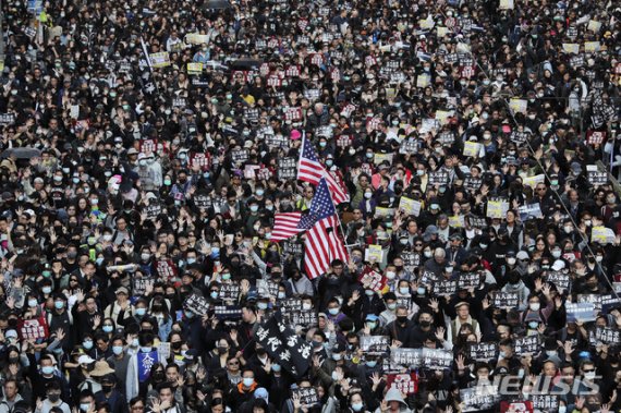 [홍콩=AP/뉴시스]홍콩의 대규모 반정부 시위대가 시위 시작 6개월을 맞은 8일 홍콩 시내 거리를 가득 메운 채 가두행진을 벌이고 있다. 2019.12.8 /사진=뉴시스
