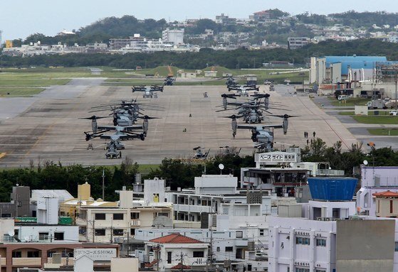 주일 미 해병대가 주둔하고 있는 일본 오키나와 후텐마 기지에 MV-22 오스프리 수직이착륙기들이 착륙해 있다. [EPA=연합뉴스]