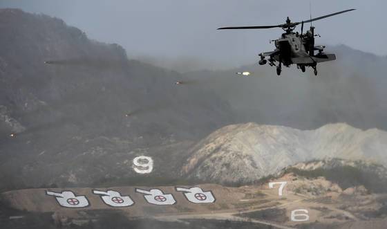 2017년 통합화력 훈련에서 한국 육군 AH-64 아파치가 로켓을 발사하고 있다. 아파치 헬기는 FMS 방식으로 도입됐다. [중앙포토]
