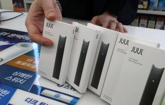 미국 전자담배 시장 점유율 75%를 기록하며 인기를 얻고 있는 액상형 전자담배 '쥴(JULL)'이 24일 국내에 정식 출시된 가운데 이날 오전 서울 중구의 한 편의점에서 쥴이 판매되고 있다. 뉴시스
