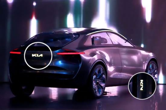 2019 제네바모터쇼에 선보인 'Imagine by Kia'의 차량에 부착된 새로운 로고. 대체로 긍정적인 평가지만 '즐'로 보인다는 지적도 나왔다. Kondor 유튜브 캡처
