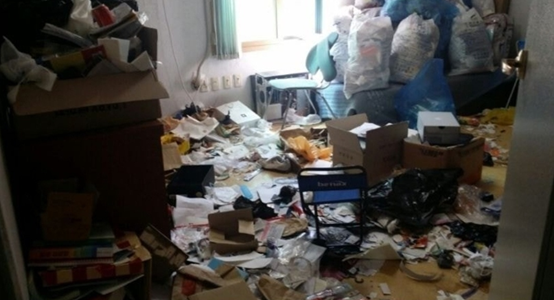 온라인 커뮤니티에서 저장강박을 앓고 있는 환자의 방을 두 시간 가량 청소한 모습 (사진=소울드레서)