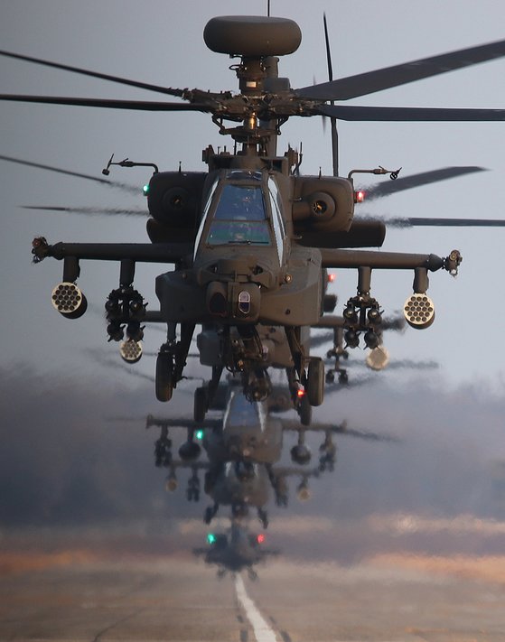 AH-64E아파치 가디언 편대가 활주에서 이륙하고 있다. 가장 앞에서 비행하는 롱보우는 개량 센서와 레이더를 갖추고 있다. [박용한 기자]