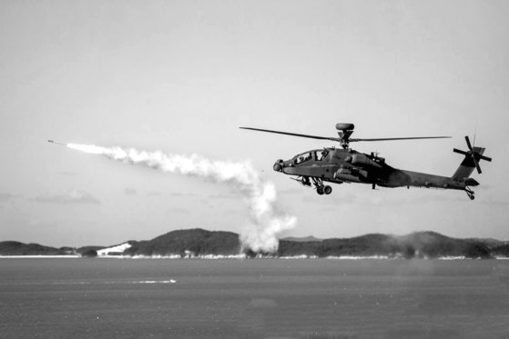 육군의 AH-64E아파치 가디언이 가상 적기를 향해 스팅어 미사일을 발사하고 있다. 이처럼 아파치 가디언은 제한적이나마 공대공 전투 능력을 갖고 있다.ㅣ [사진 육군]