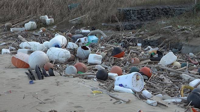 규슈 해안에 널브러져 있는 해안 쓰레기들. 한국, 중국 쓰레기들이 다수 포함돼 있다. [사진 공성룡]