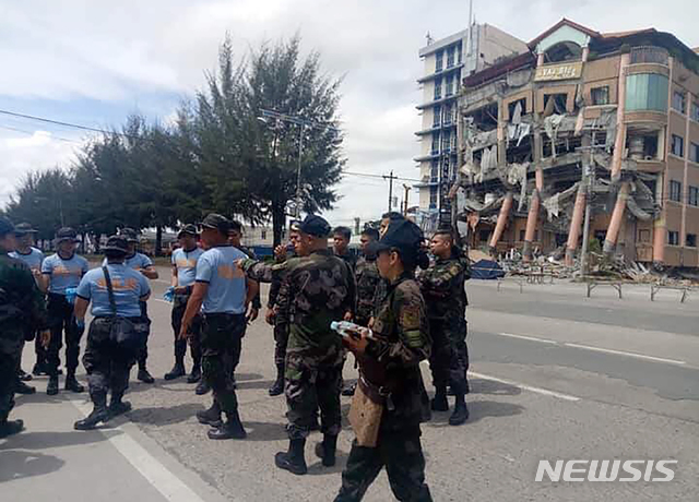 【키다파완(필리핀)=AP/뉴시스】필리핀 남부 코타바토주에 규모 6.5 지진이 발생해 31일(현지시간) 주도 키다파완의 한 호텔 일부가 무너져 경찰이 주변을 통제하고 있다. 필리핀 남부에서 이달에만 3번째 지진이 발생하면서 주민들의 불안이 커지고 있다. 2019.10.31.