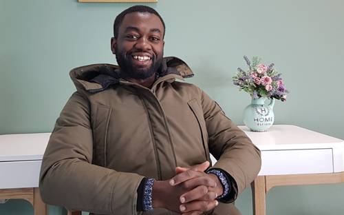 조나스 야콤 냐마도르가 15일 유니스트 한 사무실에서 ‘똥본위화폐’라는 독특한 개념을 설명하고 있다.