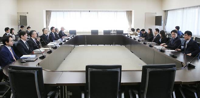 16일 일본 도쿄 경제산업성(경산성) 회의실에서 열린 한·일 국장급 수출관리 정책 대화 모습. 산업통상자원부 제공